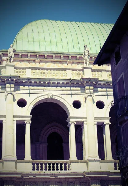 Monumento histórico chamado Basílica Palladiana em Vicenza City i — Fotografia de Stock