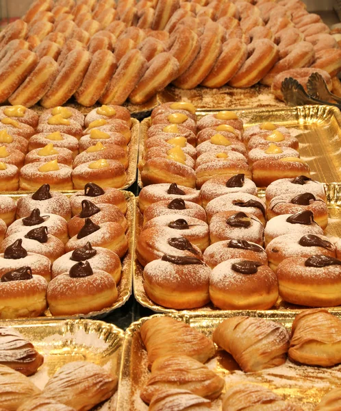 Viele Donuts und cremiger Samt zum Verkauf in der Konditorei — Stockfoto