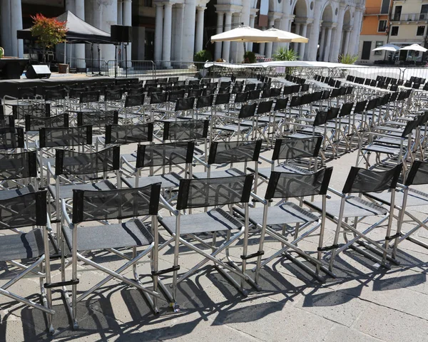 Vicenza c ana meydanında insanlar olmadan birçok siyah sandalye — Stok fotoğraf