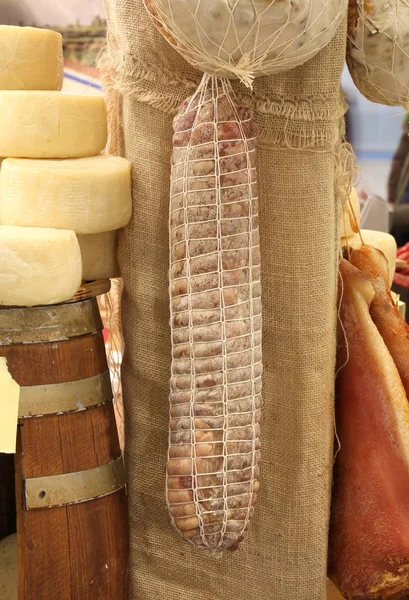 Wiele salamis, na sprzedaż, w czasie lokalnych produktów — Zdjęcie stockowe