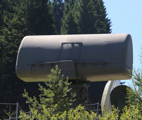 Radar militar para intercepção de sinais de telecomunicações — Fotografia de Stock