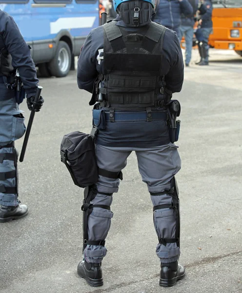 Polisen i upplopp redskap med batonger under en protest i — Stockfoto