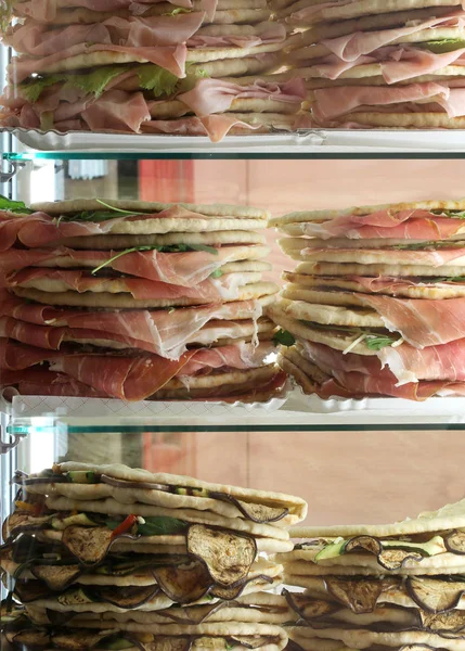 Hűtőszekrény, sok-sok úgynevezett Spianata töltött szendvicseket vagy — Stock Fotó