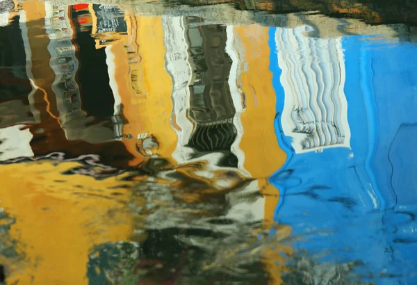 Reflexão sobre a água das casas coloridas da ilha de — Fotografia de Stock