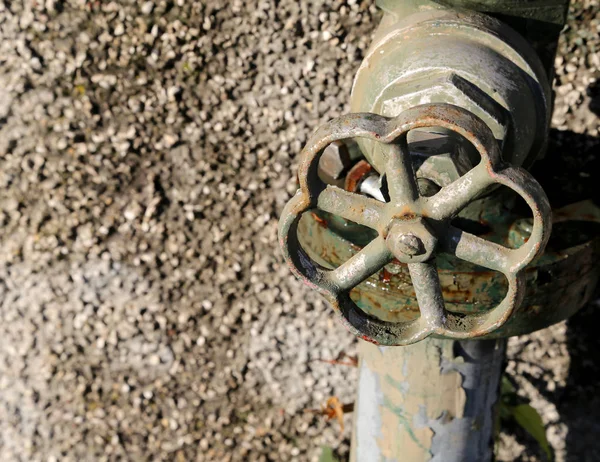 Rostiger Wasserhahn eines verlassenen Gartens — Stockfoto