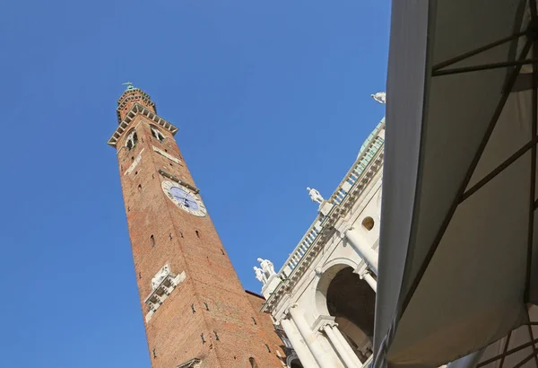 Torre di un antico palazzo chiamato Torre Bissara a Vicenza — Foto Stock