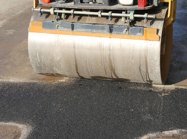 Rodillo de vapor durante la colocación de asfalto en la construcción de la carretera s — Foto de Stock