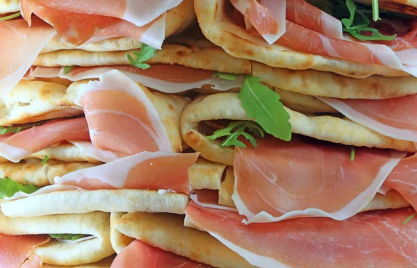 Sándwiches llamados Spianata o Piadina en italiano con jamón crudo y —  Fotos de Stock