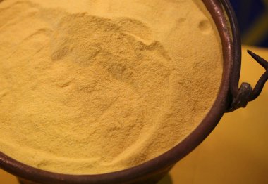 Eski bakır kova içinde sarı buğday unu