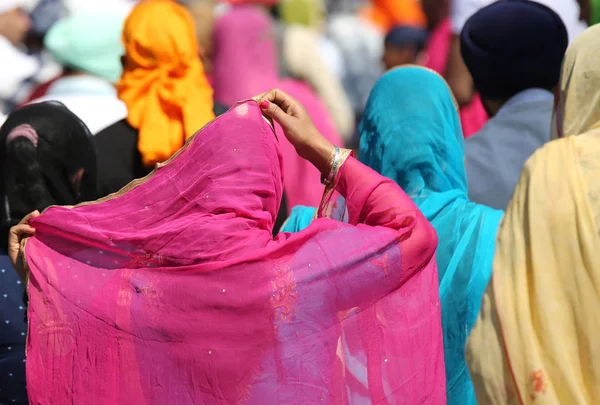 Жінки з завісою над головами під час релігійної події на — стокове фото