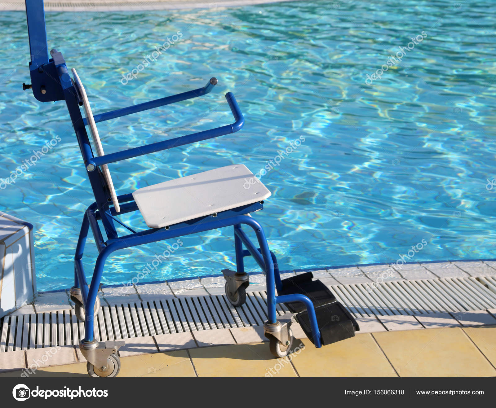 Havuzun yanında engelliler için özel tekerlekli sandalye — Stok Foto