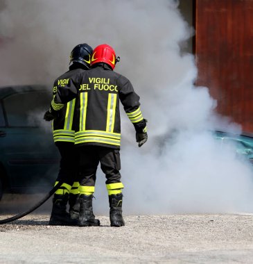 İtalyan itfaiye ile Tekdüzen anlamı yanıyor mektup