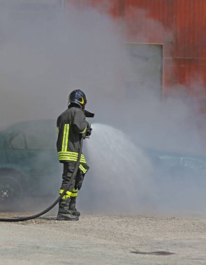 yangın koruyucu üniformalı iki itfaiye eri ve kask kapalı