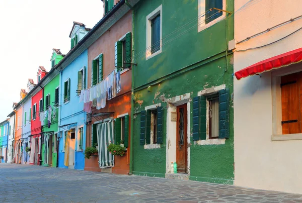 Casas coloridas en la isla de Burano cerca de Venecia en Italia en —  Fotos de Stock