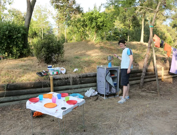 Camper yaz aylarında tatil Kamp yerinde akşam yemeği hazırlar — Stok fotoğraf