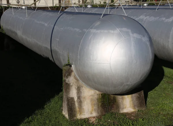 Tanques grandes para el almacenamiento de gas natural en la gran planta industrial —  Fotos de Stock