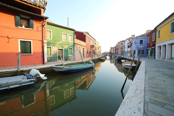 Barche ormeggiate sul corso d'acqua e riflessione sull'acqua del — Foto Stock