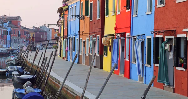 Barcos amarrados en el canal cerca de las coloridas casas de la isla — Foto de Stock