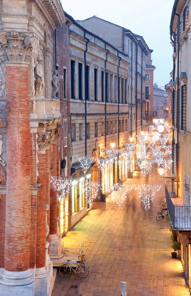 Scène nocturne de la ville de Vicence en Italie avec lumière de Noël — Photo
