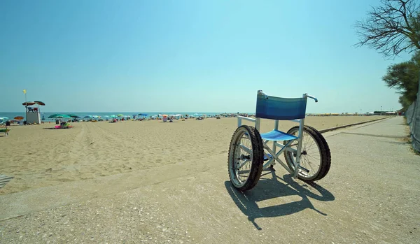 Cadeira de rodas especial com estrutura de alumínio na praia de areia — Fotografia de Stock