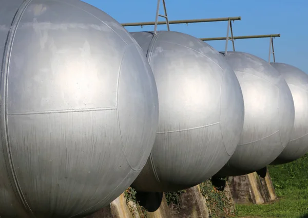 Tanques no armazenamento de materiais inflamáveis — Fotografia de Stock