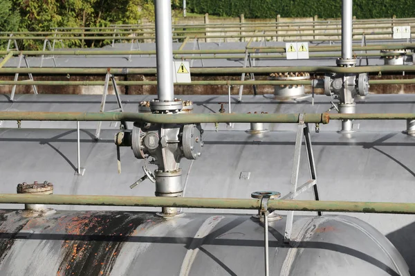 Zbiorniki do przechowywania gazu ziemnego w dużych zakładów przemysłowych, z — Zdjęcie stockowe