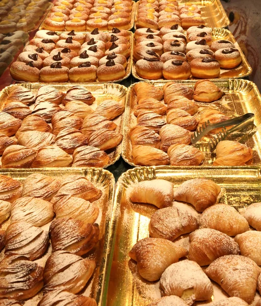 Bandejas con deliciosos pasteles y rosquillas con crema — Foto de Stock