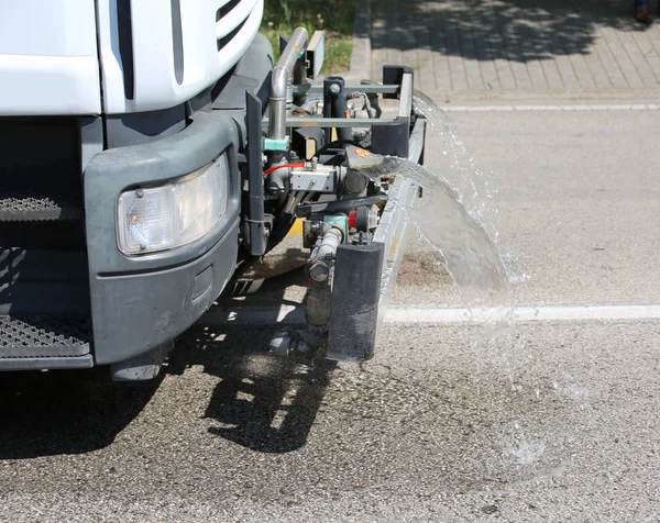 Брызги воды от грузовика для мытья дорог — стоковое фото