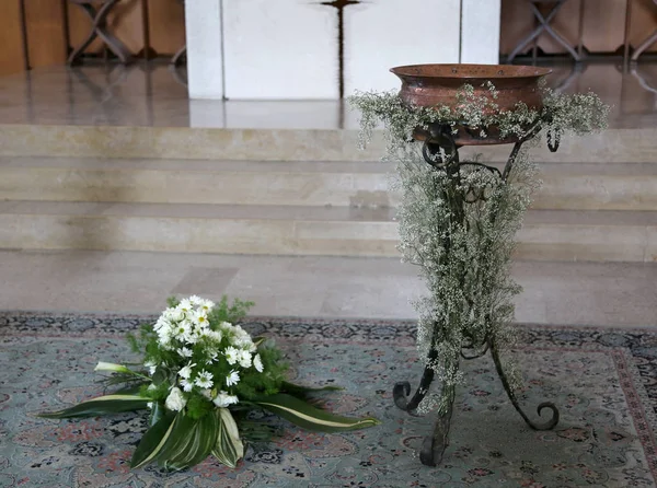Antico Piccolo fonte battesimale in rame decorato con fiori du — Foto Stock