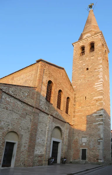 Torre de sino da antiga basílica de Santa Eufêmia na cidade o — Fotografia de Stock