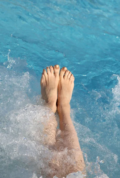 Barfüßige Frau im Pool der Therme — Stockfoto