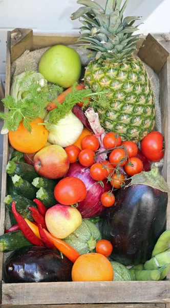 Dozen van verse groenten en fruit te koop op markt — Stockfoto