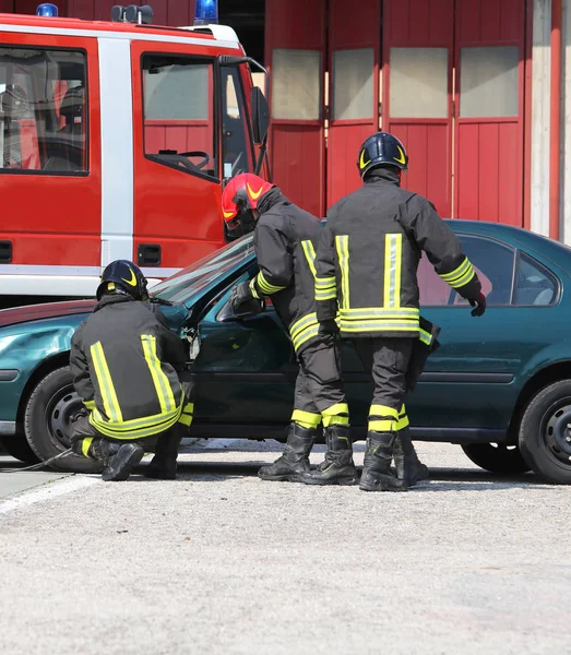 Пожежники під час аварії — стокове фото