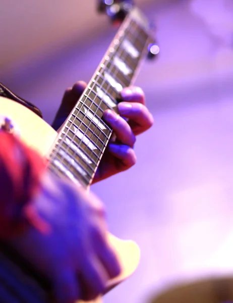 Gitarzysta gra gitara elektryczna na scenie — Zdjęcie stockowe