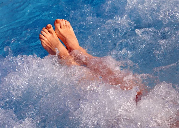 Chica haciendo el hidromasaje en la piscina del spa —  Fotos de Stock
