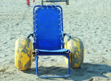Büyük sarı şişme tekerlekleri ile özel tekerlekli sandalye