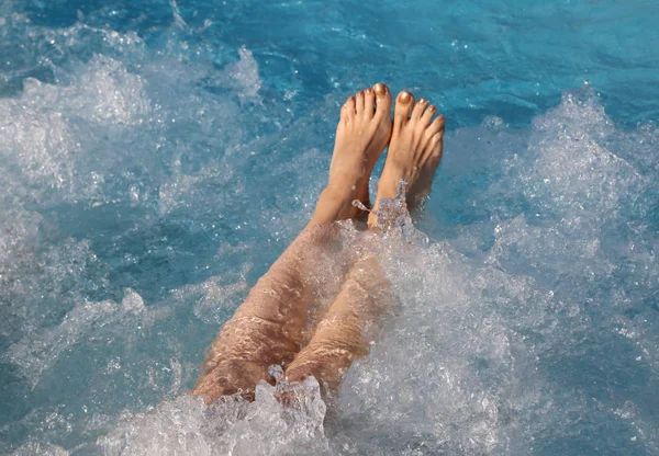 Vrouw doet de hydromassage in het zwembad van de spa — Stockfoto