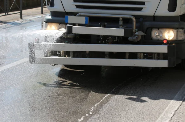 水飞溅的卡车洗城市道路 — 图库照片