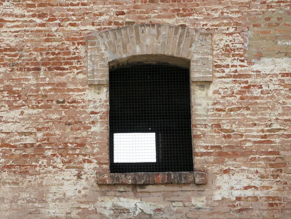 Ventana de un antiguo edificio con rejas de hierro — Foto de Stock