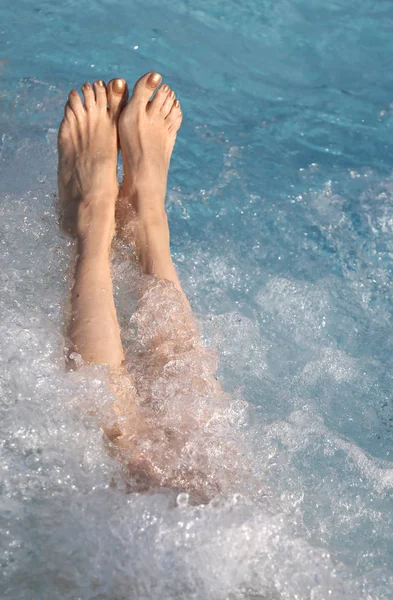 Nő a szép hosszú lábak, a medence, a pezsgőfürdő, a spa-ban — Stock Fotó