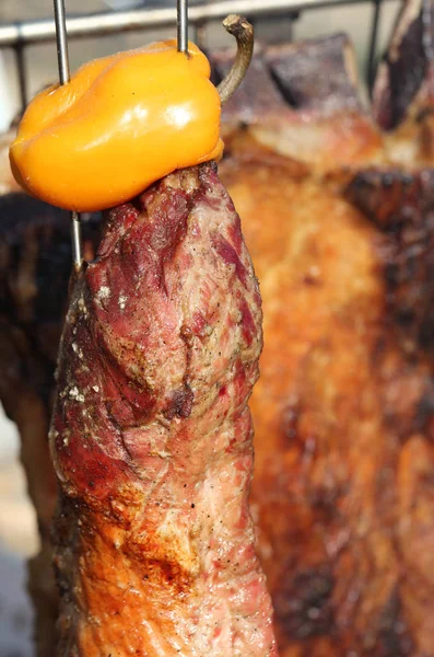Gele peper en vlees Gegrild op de enorme spit in de straat fo — Stockfoto