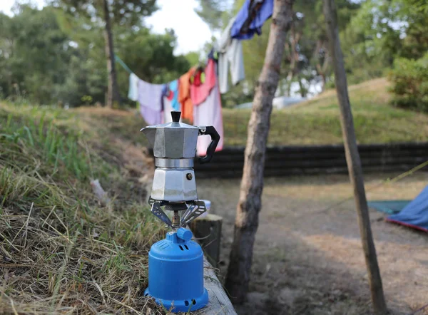 摩卡壶在营地野营炉子上煮好的咖啡 — 图库照片