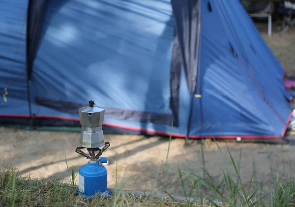 摩卡壶在营地野营炉子上煮好的咖啡 — 图库照片