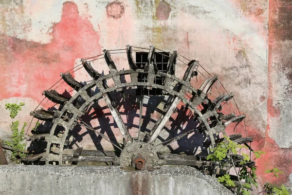 Velha roda quebrada de um velho moinho de água abandonado — Fotografia de Stock