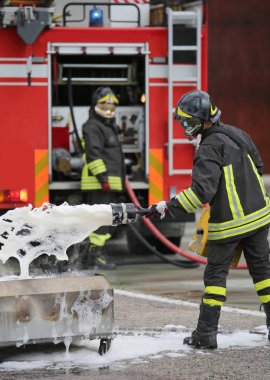Firefighter eğitim ve köpük ve kamyon ile yangın söndürme 