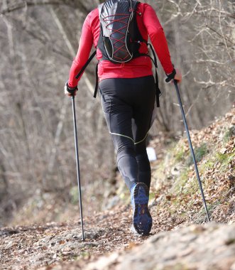 Adam dağ iz oryantasyon yarışta nordi ile sırasında
