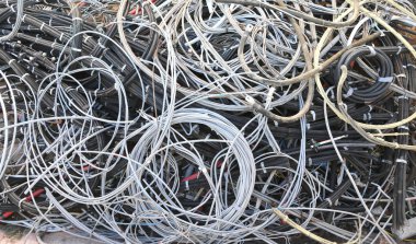 yığın depolama içinde kullanılan elektrik kabloları