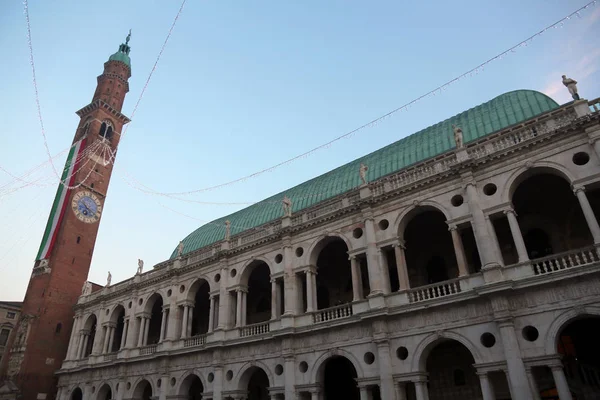 Campanario con enorme bandera italiana del edificio histórico c — Foto de Stock