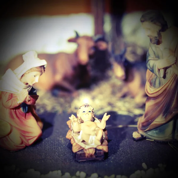 Krippe mit Jesuskind, das einen weißen Schein ausstrahlt — Stockfoto