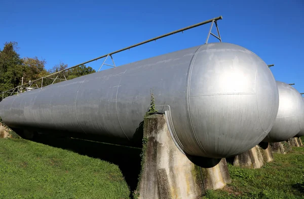 Depósitos cilíndricos de una instalación industrial para el almacenamiento de metanfetamina — Foto de Stock